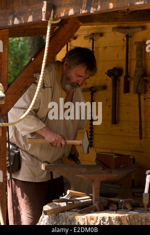 Schmied in Viking Village Frösåkers Brücke in Västerås, Schweden Stockfoto