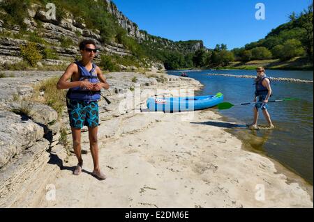 Frankreich-Ardeche-Balazuc gekennzeichnet Les Plus Beaux Dörfer de France (die schönsten Dörfer Frankreichs) Kajaks hinunter die Stockfoto