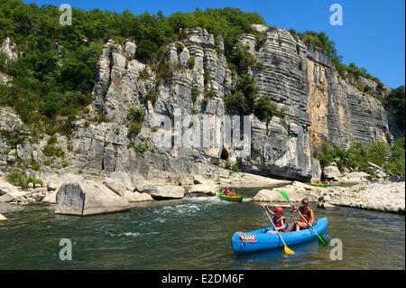 Frankreich-Ardeche-Ruoms Kajaks hinunter die Ardèche in die Ruoms zum Pradons schmale Durchfahrt Cirque de Giens Stockfoto