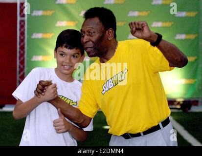 Rio De Janeiro, Brasilien. 18. Juni 2014. Ehemaliger brasilianische Spieler Edson Arantes do Nascimento, Pele, während Werbung Veranstaltung im Long River District, nördlich von Rio De Janeiro, südöstlichen Brasilien, am 18. Juni 2014. Bildnachweis: Dpa picture Alliance/Alamy Live News Stockfoto