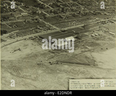 Foto der Convair- und General Dynamics-Werke in San Diego. Die Anlagen waren in der Mitte des 20. Jahrhunderts von entscheidender Bedeutung für die Herstellung von Flugzeugen und Innovationen in der Luft- und Raumfahrt. Stockfoto