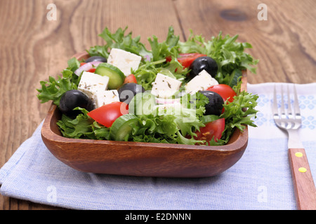 Mediterraner Salat, gigantische schwarze Oliven, Schafe Käse, Nahaufnahme Stockfoto