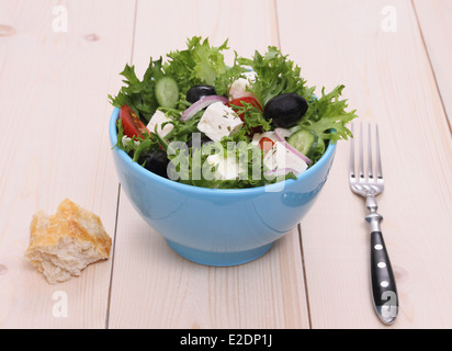 Mediterraner Salat, große schwarze Oliven, Schafe Käse, Nahaufnahme Stockfoto