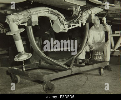 Dieses Foto zeigt das Personal im Convair/General Dynamics Werk, das Mitte des 20. Jahrhunderts an der Flugzeugproduktion beteiligt war. Das Werk war der Schlüssel für die Produktion von militärischen und zivilen Flugzeugen, einschließlich großer Flugzeuge aus der Zeit des Kalten Krieges. Stockfoto