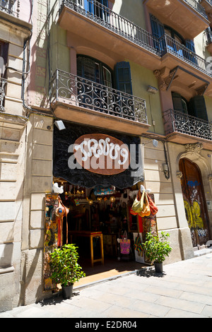 Typische äußere Fassade in der Altstadt von Barcelona, Spanien Stockfoto