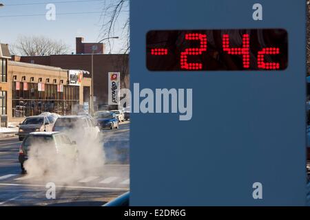 Provinz Kanada Quebec Montreal kalten Wintertag außen Thermometer und Straße Autos mit dem Rauchen, weil die niedrige Temperatur Stockfoto