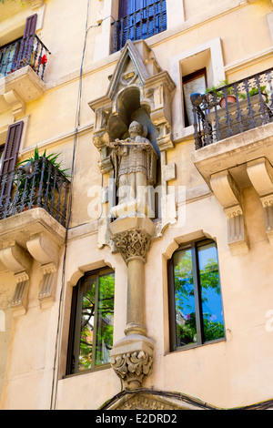 Typische äußere Fassade in der Altstadt von Barcelona, Spanien Stockfoto