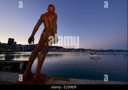 Neuseeland Nord Insel Wellington Skulptur namens Trost im Wind des Künstlers Max Patte im Lambton Hafen eines der beiden Stockfoto