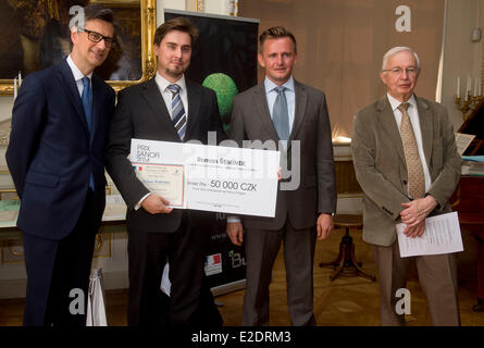 Roman Reminek (zweiter von links) von der Fakultät der Wissenschaft der Masaryk Universität in Brünn erhielt für seine Arbeit in der Apotheke in der französischen Botschaft, Prag, Tschechische Republik, 19. Juni 2014. Rechts im Bild ist die Nobel Laureate Jean-Marie Lehn, zweiter von rechts ist der Direktor für Kommunikation für Sanofi Libor Kytyr und links im Bild ist der französische Botschafter Jean-Pierre Asvazadourian. (CTK Foto/Vit Simanek) Stockfoto