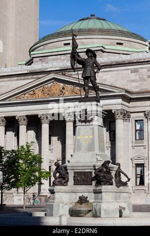 Kanada-Quebec Provinz Montreal Old Montreal Place d ' Armes die Statue von Paul Chomedey de Maisonneuve der Gründer der Stadt Stockfoto