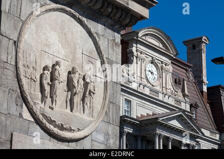 Provinz Kanada Quebec Montreal Old Montreal Rathaus und in den Vordergrund Flachrelief auf den Sockel der Statue von Stockfoto