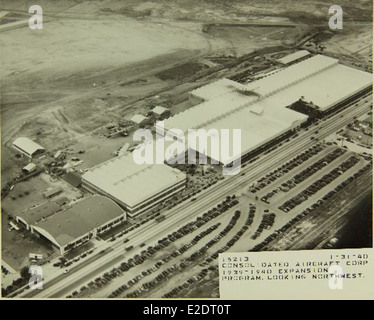 Dieses Bild zeigt eine weitere Ansicht des Convair/General Dynamics-Werks in San Diego, wobei der Schwerpunkt auf der Montage und Herstellung fortgeschrittener Flugzeuge für militärische und zivile Zwecke liegt. Die Anlage war in den 1950er und 1960er Jahren ein zentraler Bestandteil der Entwicklung der US-Luft- und Raumfahrt Stockfoto