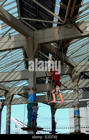 Spanien Katalonien Barcelona Barcelona Bosc Urba Stadtabenteuer Park mit Netzen Schlingpflanzen Bungee dumping und Hängebrücken Stockfoto