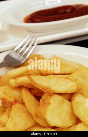 Spanien Katalonien Barcelona Patatas Bravas frittierte Kartoffeln in einer pikanten Sauce eine Spezialität von Lolita Taperia Tapas bar Carrer de Stockfoto