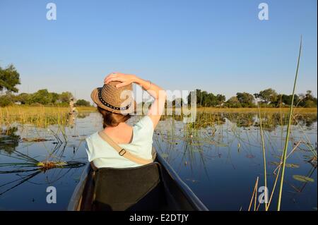Botswana Nordwesten Bezirk Okavango Delta mit dem Mokoro (lokales Boot) das Moor überqueren Stockfoto