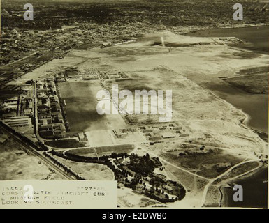 Dieses Foto zeigt das Personal und die Einrichtungen des Convair/General Dynamics-Werks in San Diego, das für die Fortschritte in der Luft- und Raumfahrt im 20. Jahrhundert entscheidend war und Militärflugzeuge und Komponenten für das US-Raumfahrtprogramm produzierte. Stockfoto