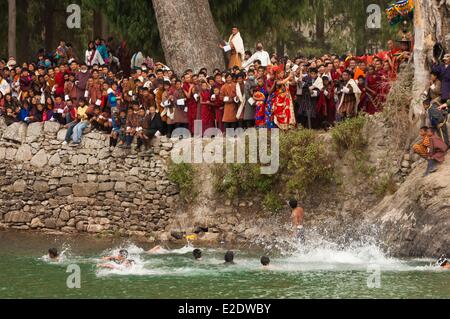 Bhutan Punakha Dzong Tsechu oder jährliche große Festparade und orange Zeremonie, wie tibetische Invasoren nachspielen wurden getäuscht Stockfoto