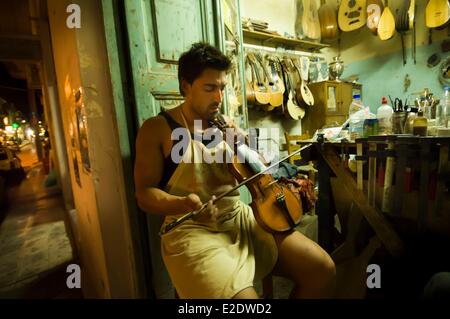 Griechenland Kreta Rethymnon Gitarrenbauer arbeitet an seiner Haustür Stockfoto