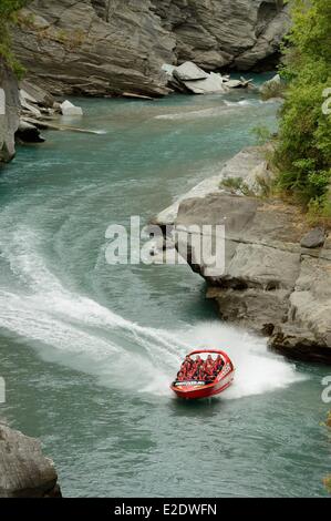 Neuseeland, Südinsel, Region Otago, Queenstown am Rande des Lake Wakatipu, ist weltbekannt für seine Abenteuer-Aktivitäten (Ski und Snowboard, Jetboot fahren, Wildwasser-rafting, bungy springen, Mountainbike, Skaten, trampeln, Paragliding, Fallschirmspringen), Jetboating in den Schluchten des Shotover River Stockfoto