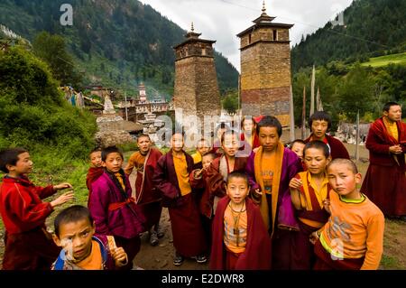 China Tibet Kham Sangkar Gyarong Schluchten Novizen vor Milarepa Türme Stockfoto