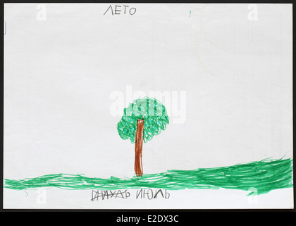 Juli. Sommer. Die zwölf Monate. Ursprüngliche Kind Zeichnung eines Baumes im Juli gezeichnet von einem fünf-jährigen Mädchen. Stockfoto