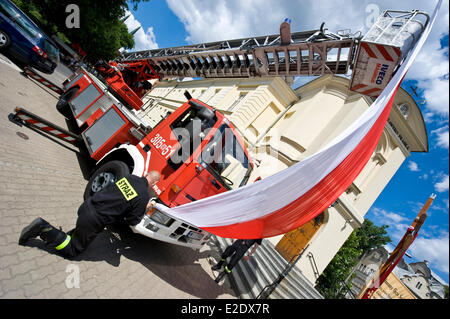 Warschau, Polen 19. Juni 2014. Die Katholische Kongregation der östlichen Seite von Warschau, die Hauptstadt Polens, des Fronleichnamsfestes am Donnerstag, 60 Tage nach Ostern gefeiert. Die Prozession in die Kathedrale St. Florian zog hunderte von Menschen, insbesondere örtliche Feuerwehr als Sankt Florian als Schutzpatron der Feuerwehrleute gilt. Kinder werfen Blütenblätter vor den Priester mit der Monstranz. Bildnachweis: Henryk Kotowski/Alamy Live-Nachrichten Stockfoto