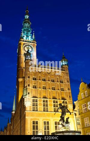 Polens östlichen Pommern Gdansk Neptun-Brunnen und dem Rathaus (Ratusz Gl├│wnego Miasta) befindet sich auf dem langen Markt Platz Stockfoto