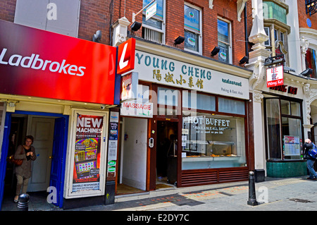 Ladbrokes Wetten Shop, Chinatown, West End, City of Westminster, Vereinigtes London, England, Königreich Stockfoto