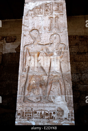 -Relief des Gottes Osiris im Hof des Sethi I Tempel (1306-1290 v. Chr.) in Abydos. Stockfoto