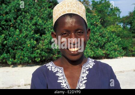 Tansania-Sansibar-Archipel-Pemba Insel junger Mann am Strand nahe Fundu Lagoon Beach resort Stockfoto