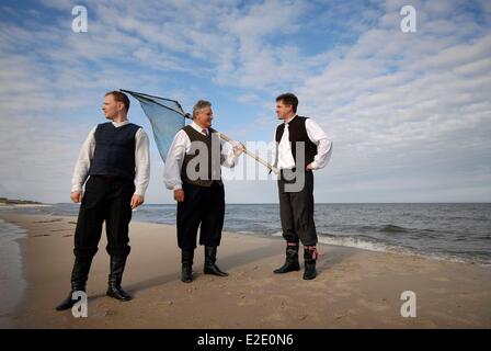 Litauen County Neringa Nida drei Männer das Tragen der traditionellen litauischen Farbe am Strand Stockfoto