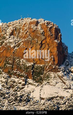 Frankreich Var Roquebrune Sur Argens Winter Schnee auf den Felsen von Roquebrune Felsen des Gipfels (373m), eines der drei Kreuz durch die Stockfoto