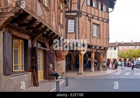 Frankreich Tarn Lisle Sur Tarn Landhaus aus dem 13. Jahrhundert bedeckt rund um den Ort Paul Saissac halb Fachwerkhäuser Stockfoto