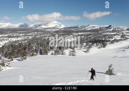 Frankreich-Drome Col du Rousset Vercors nationalen Naturreservat weibliche-Wanderer auf hohen Hochebene des Vercors Stockfoto