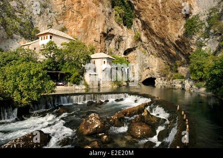 Bosnien und Herzegowina in der Nähe von Mostar Blagaj Derwisch-Kloster erbaut im 16. Jahrhundert direkt an der Buna Fluss Quelle Stockfoto