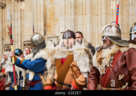 Menschen in Kostümen außerhalb des Minsters während des jährlichen Jorvik Viking Festivals York North Yorkshire England Großbritannien GB Großbritannien Stockfoto