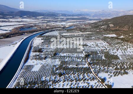 Frankreich Alpes de Haute Provence Les Mees in den Schnee EDF Kanal und Olive Bäume im Tal der Durance (Luftbild) Stockfoto