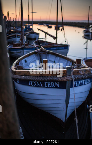 Das schöne Dorf Blakeney in Norfolk in der Abenddämmerung Stockfoto