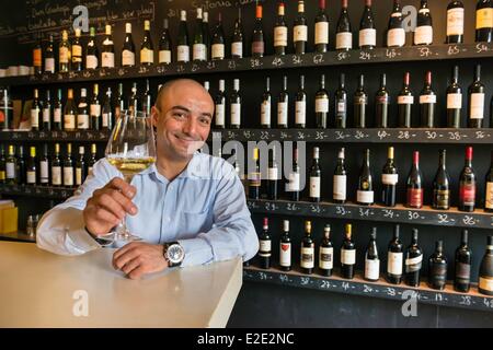 Schweiz Kanton Vaud Lausanne Weinbar Midi 20 Sofiane Ghanem Stockfoto