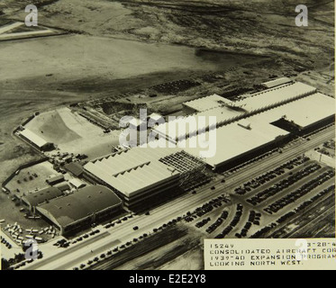 Diese Abbildung zeigt das Werk Convair/General Dynamics und seine Mitarbeiter. Das Werk in San Diego spielte von den 1950er bis 1980er Jahren eine Schlüsselrolle in der Luft- und Raumfahrtproduktion, wo militärische und zivile Flugzeuge hergestellt wurden. Diese Fabrik war für die Entwicklung zahlreicher Flugzeuge während ihrer Betriebsjahre von entscheidender Bedeutung. Stockfoto