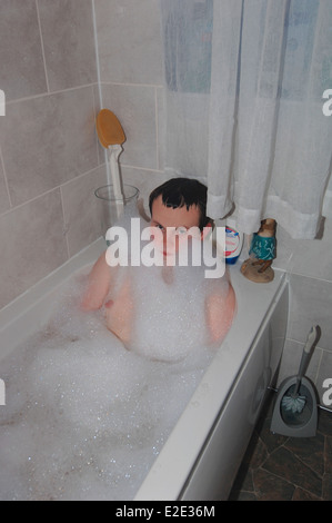 Teenager Mann Baden. Stockfoto