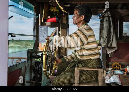 Myanmar (Burma) Mandalay Abteilung Mandalay Irrawady Fluss Capitain des Bootes von Mandalay nach Mingun Stockfoto