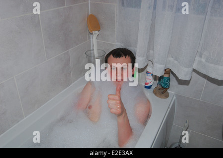 Teenager Mann Baden. Stockfoto