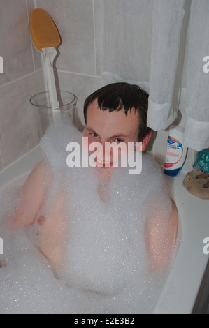 Teenager Mann Baden. Stockfoto