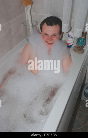 Teenager Mann Baden. Stockfoto