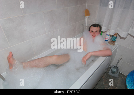 Teenager Mann Baden. Stockfoto