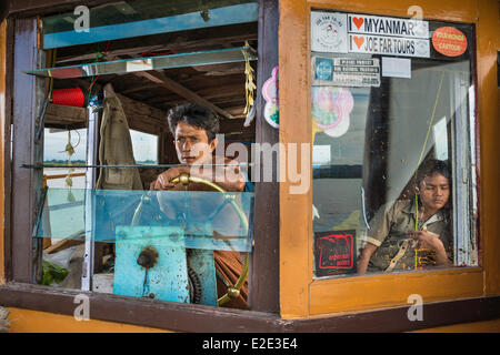 Myanmar (Burma) Mandalay Abteilung Mandalay Irrawady Fluss Capitain des Bootes von Mandalay nach Mingun Stockfoto