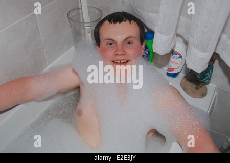 Teenager Mann Baden. Stockfoto