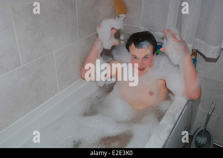 Teenager Mann Baden. Stockfoto