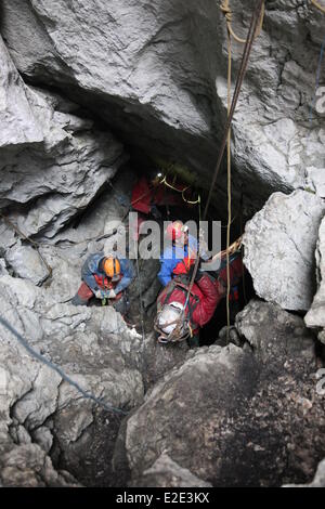 Berchtesgaden, Deutschland. 19. Juni 2014. Ein Handout Bild vom BRK/Bergwacht Bayern zur Verfügung gestellt/Dpa zeigt, dass Mitglieder der Rettungsmannschaft, die Höhlenforscher Johann Westhauser aus Riesending ziehen mit einem Pull-Draht in der Nähe von Medienstationen, Deutschland, am 18. Juni 2014 Höhle. Die Schwerverletzten Spelunker wurde aus Deutschlands tiefste Höhle am 19. Juni geschleppt erfolgreich beenden einer multinationalen Rettungsaktion dauert eine Woche und eine Hälfte. Johann Westhauser, 52, entstanden aus der Höhle um 11 Uhr. Bildnachweis: Dpa picture Alliance/Alamy Live News Stockfoto